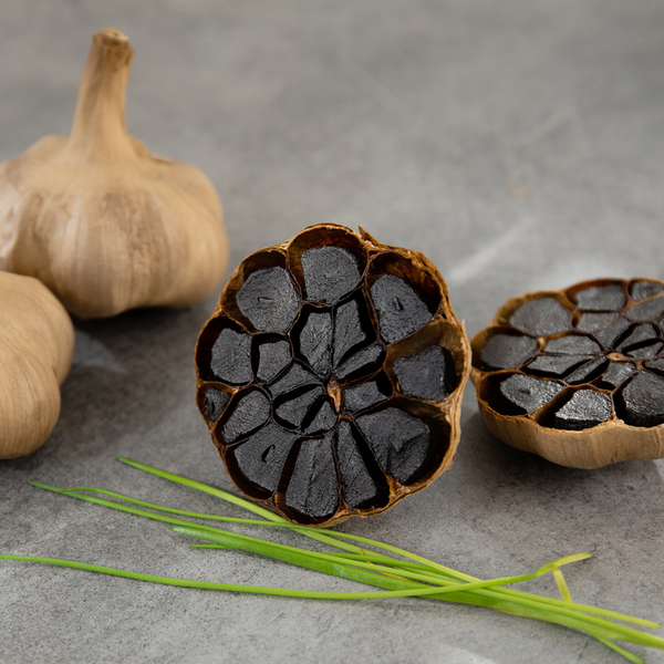 aufgeschnittene Knolle des Schwarzen Knoblauchs